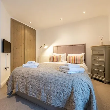 Spacious & Relaxing With Free Parking