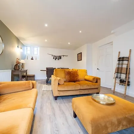 Spacious & Relaxing With Free Parking