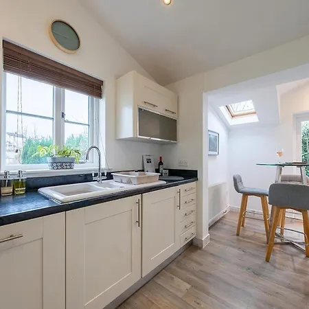 Spacious & Relaxing With Free Parking Holiday home