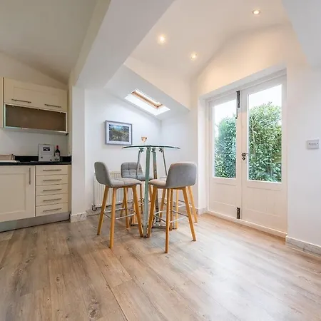 Spacious & Relaxing With Free Parking Ferienhaus