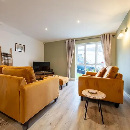 Spacious & Relaxing With Free Parking Ferienhaus *