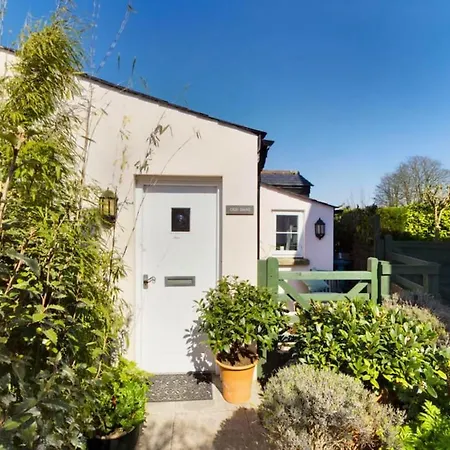 Holiday home Spacious & Relaxing With Free Parking *