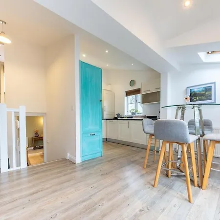 Ferienhaus Spacious & Relaxing With Free Parking