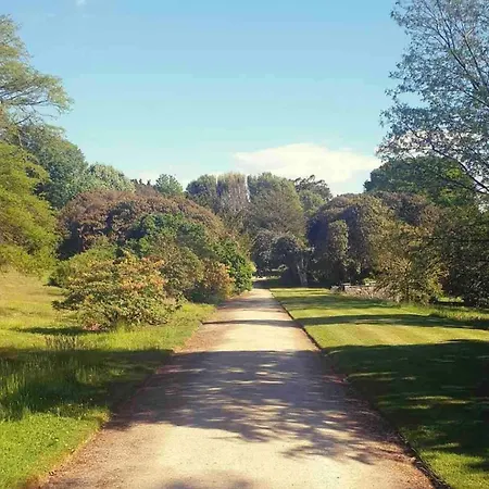 Spacious & Relaxing With Free Parking Holiday home *