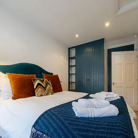 Spacious & Relaxing With Free Parking Ferienhaus *