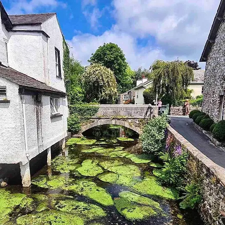 Dom wakacyjny Spacious & Relaxing With Free Parking *